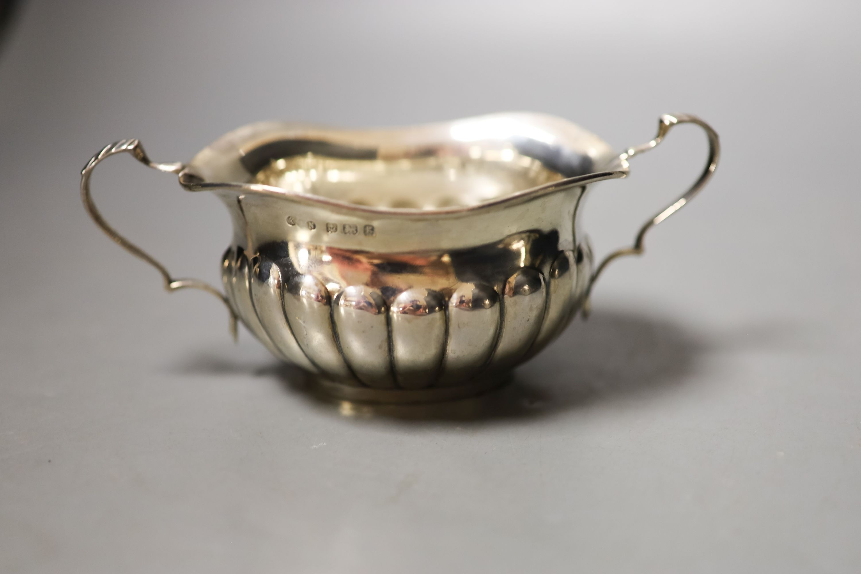 An Edwardian fluted silver three piece bachelor's tea set, Birmingham, 1904/6 gross weight 16oz.